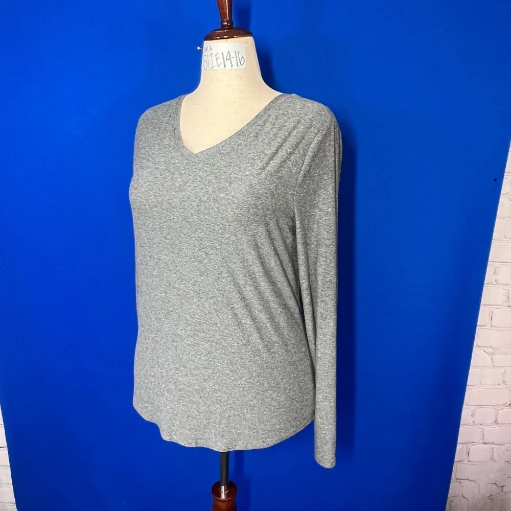 🔥2/$10 |•NO BOUNDARIES•| Super SOFT Grey V-Neck Top
